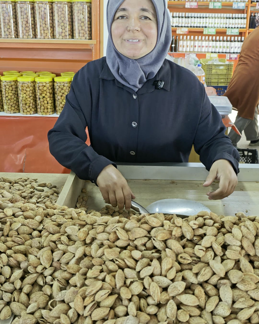 Elle Kırılan Badem
